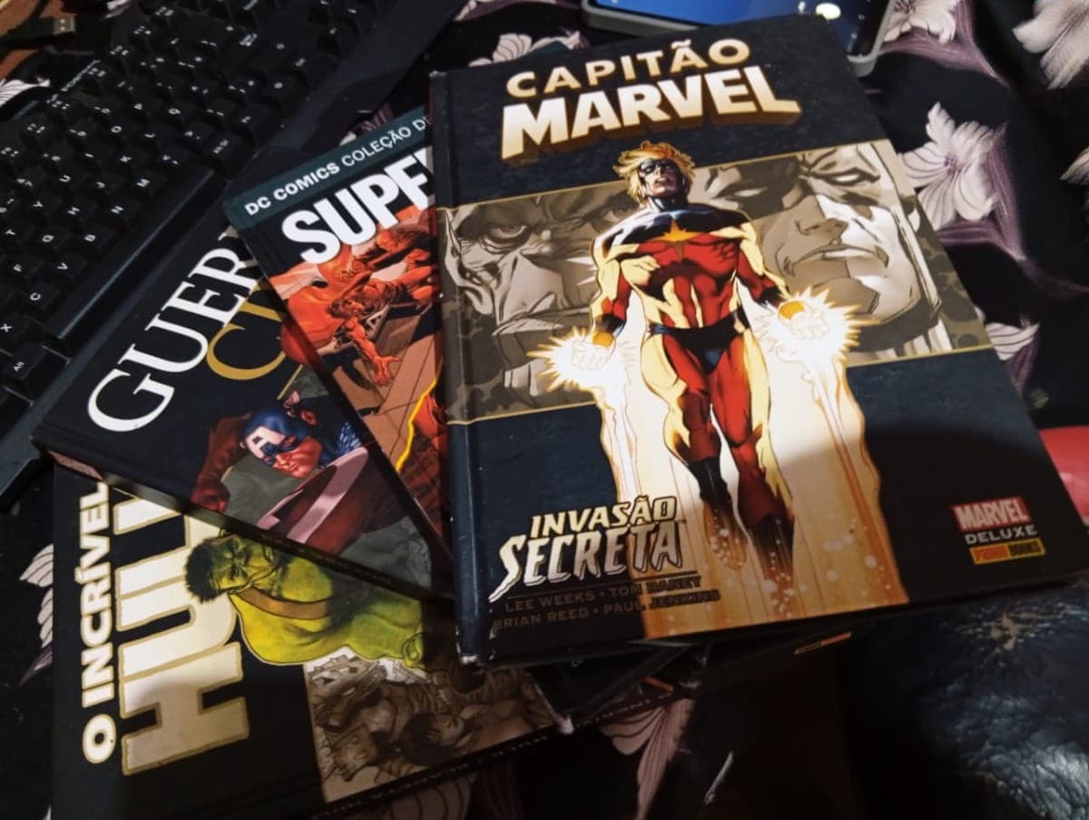 Lote 4 HQs Marvel/DC – Planeta Hulk, Guerra Civil, Superman e Capitão Marvel — foto 1